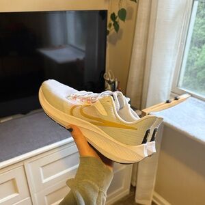 Nike Women's White and Gold Athletic Shoes